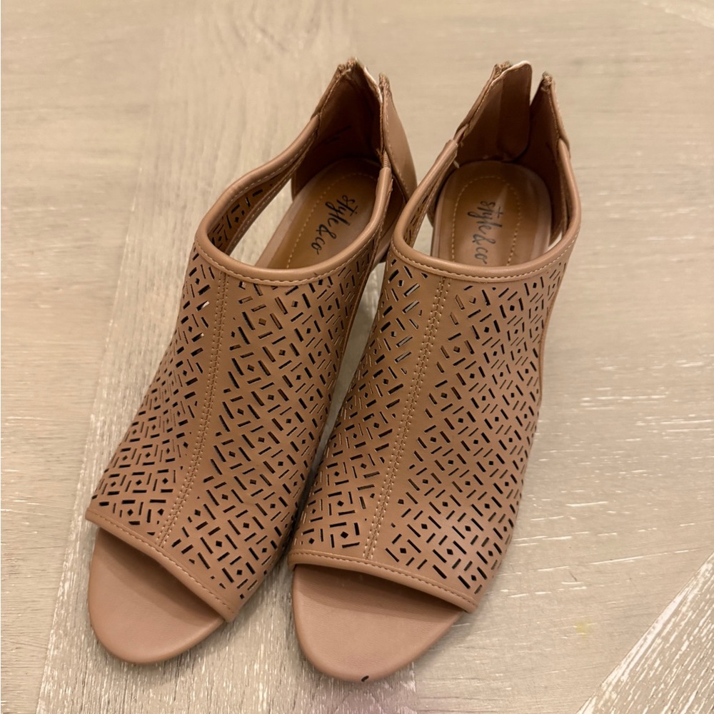 Life Stride Tan Peep-Toe Heeled Mules